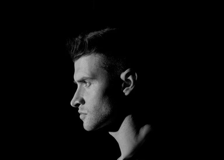 homme dans l'ombre